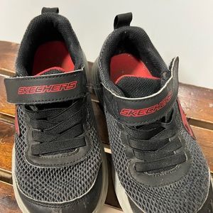 Boys sketchers black slide in with velcro